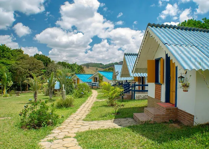 Pousada com piscina: João e Maria Restaurante e Chalés